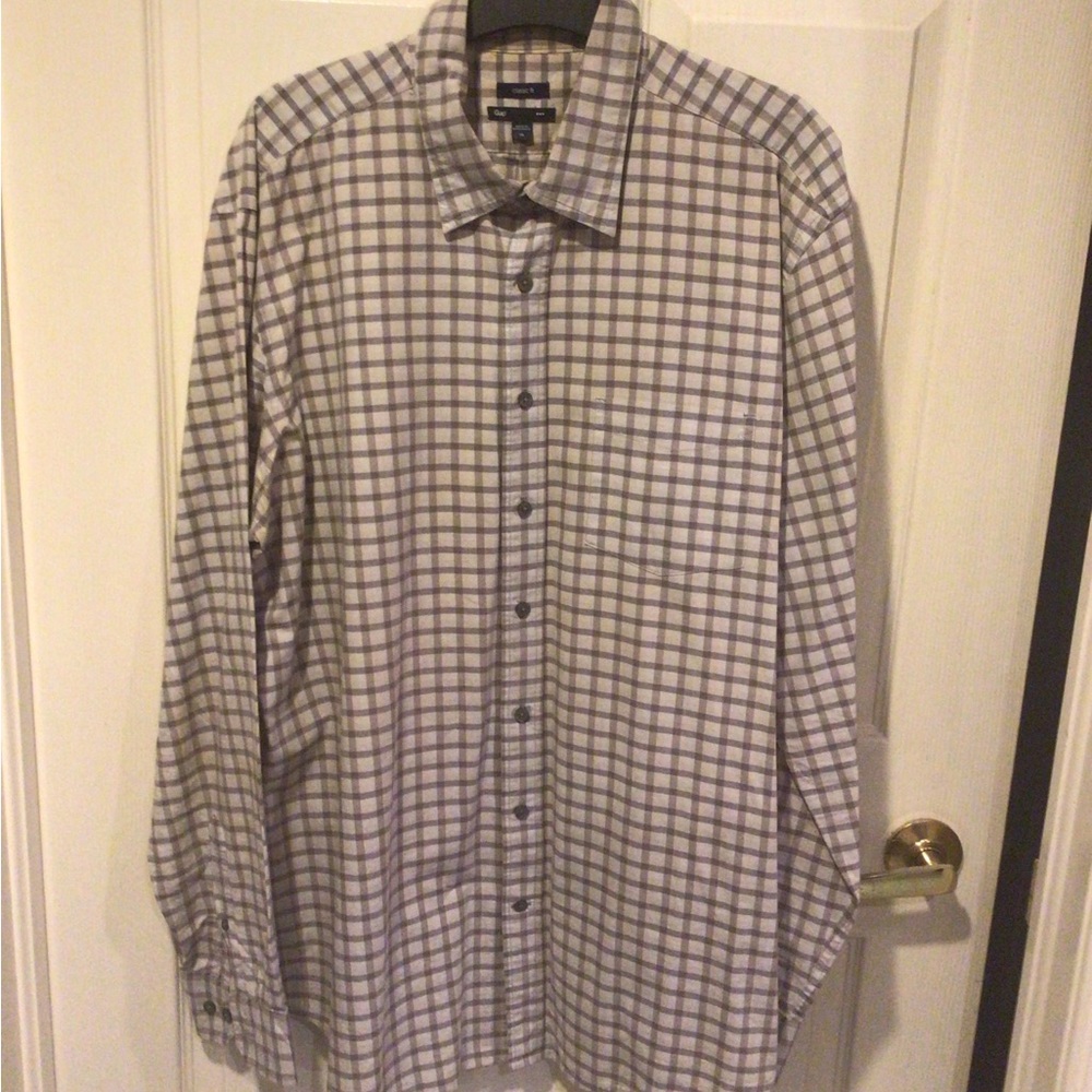 GAP  Classic Men's Plaid Button-Down Shirt in Gray and Cream